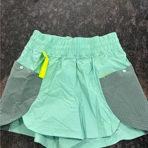 Lululemon Drpp-in pocket high rise hiking shorts, size 6